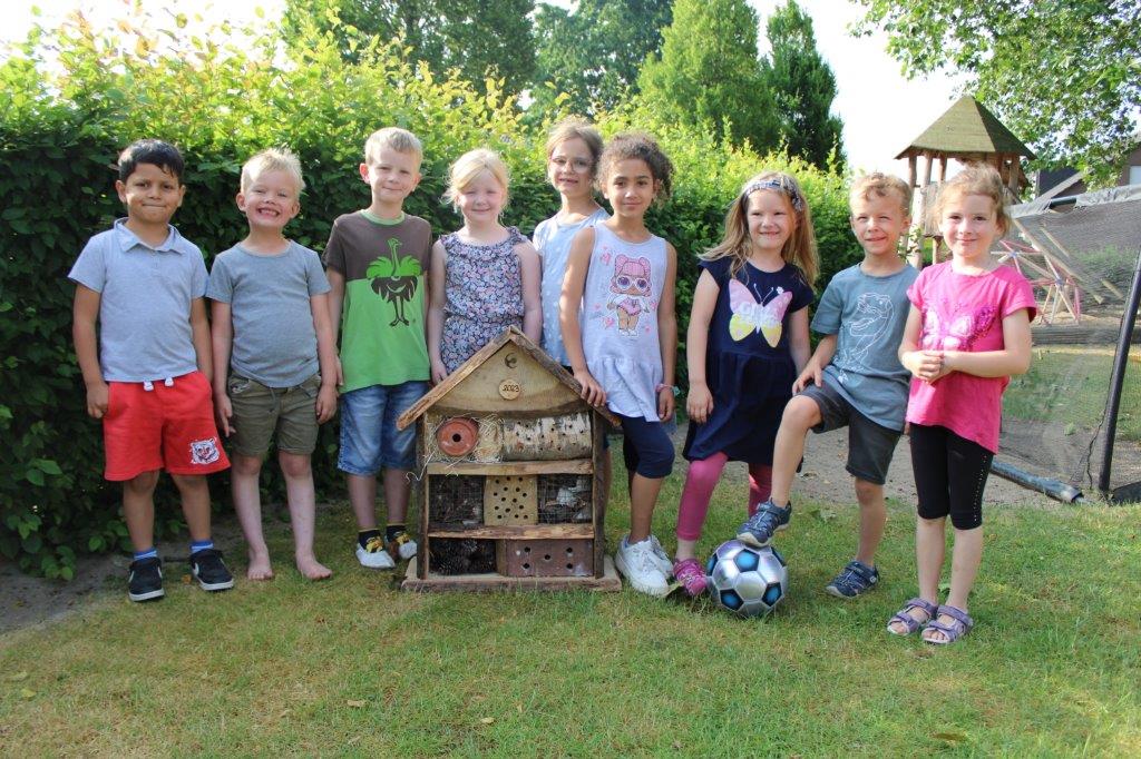 Mar. Ott. Insektenhotel m Kindern